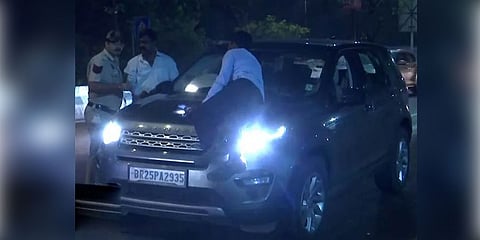 ಕಾರಿನ ಬಾನೆಟ್ ಮೇಲೆ ವ್ಯಕ್ತಿ ಎಳೆದೊಯ್ದ ಚಾಲಕ