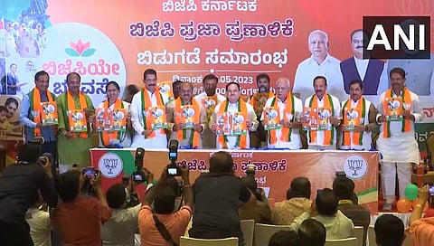 ಪ್ರಣಾಳಿಯೊಂದಿಗೆ ಬಿಜೆಪಿ ನಾಯಕರು.