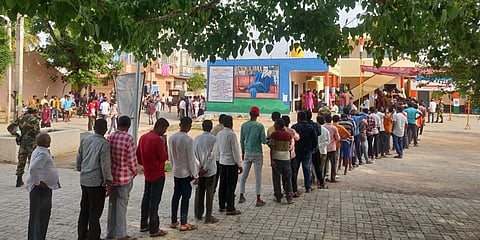 ಚನ್ನಪಟ್ಟಣದಲ್ಲಿನ ಮತಗಟ್ಟೆಯಲ್ಲಿ ಸರದಿ ಸಾಲಿನಲ್ಲಿ ನಿಂತ ಮತದಾರರು