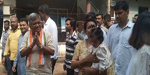 ಹುಬ್ಬಳ್ಳಿಯಲ್ಲಿ ಮತ ಚಲಾಯಿಸಿದ ಜಗದೀಶ್ ಶೆಟ್ಟರ್ ಕುಟುಂಬ