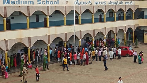 ಹುಬ್ಬಳ್ಳಿಯ ಮತಗಟ್ಟೆಯಲ್ಲಿ ಮತದಾರರು ಸರತಿ ಸಾಲಿನಲ್ಲಿ ನಿಂತಿರುವುದು.