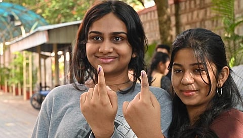 ಬೆಂಗಳೂರಿನ ವಸಂತನಗರ ಮೌಂಟ್ ಕಾರ್ಮೆಲ್ ಕಾಲೇಜಿನಲ್ಲಿ ಮೊದಲ ಬಾರಿಗೆ ಮತಹಕ್ಕು ಚಲಾಯಿಸಿದ ಯುವತಿಯರು.