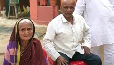 ಪ್ರತಿಭಟನೆ ನಡೆಸಿದ ವೃದ್ಧ ಮಹಿಳೆ ಮುಕ್ತುಂಬಿ ದೊಡ್ಡಮನಿ.