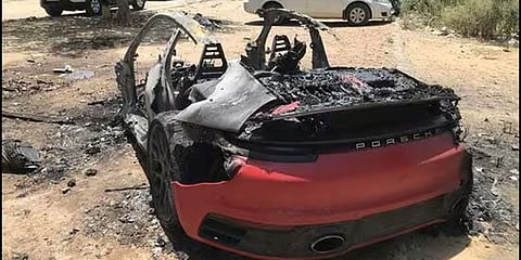 ಮರಕ್ಕೆ ಢಿಕ್ಕಿಯಾಗಿ ಬೆಂಕಿಗಾಹುತಿಯಾದ ಕಾರು