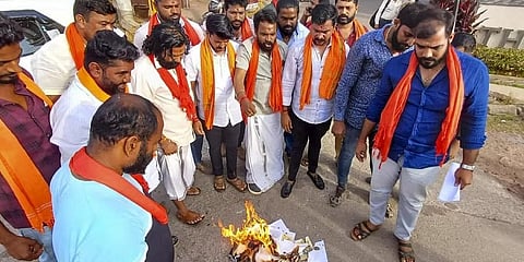 ಉಡುಪಿಯಲ್ಲಿ ನಡೆದ ಪ್ರತಿಭಟನೆಯಲ್ಲಿ ಬಜರಂಗದಳ ಕಾರ್ಯಕರ್ತರು ಕರ್ನಾಟಕ ಕಾಂಗ್ರೆಸ್ ಪ್ರಣಾಳಿಕೆಯ ಪ್ರತಿಗಳನ್ನು ಸುಟ್ಟುಹಾಕಿದ್ದರು