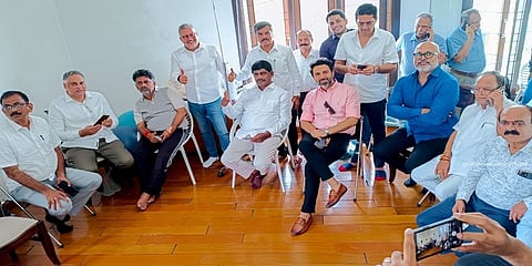 ತಮ್ಮ ತಂಡದೊಂದಿಗೆ ಡಿ ಕೆ ಶಿವಕುಮಾರ್