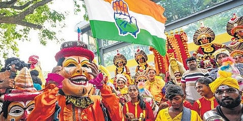 ಬೆಂಗಳೂರಿನಲ್ಲಿ ಶನಿವಾರ ನಡೆದ ವಿಧಾನಸಭಾ ಚುನಾವಣೆಯಲ್ಲಿ ಕಾಂಗ್ರೆಸ್ ಜಯಭೇರಿ ಬಾರಿಸಿದ ಹಿನ್ನೆಲೆಯಲ್ಲಿ ಜನಪದ ಕಲಾವಿದರು ಕಾಂಗ್ರೆಸ್ ಸಂಭ್ರಮಾಚರಣೆಯಲ್ಲಿ ಪಾಲ್ಗೊಂಡಿದ್ದರು. (ಫೋಟೋ | ಪಿಟಿಐ)