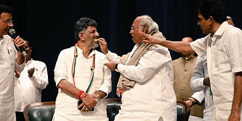 ಚುನಾವಣೆಯಲ್ಲಿ ಕಾಂಗ್ರೆಸ್ ಜಯಭೇರಿ ಬಾರಿಸಿದ ಹಿನ್ನೆಲೆಯಲ್ಲಿ ಡಿ ಕೆ ಶಿವಕುಮಾರ್ ಗೆ ಸಿಹಿ ತಿನ್ನಿಸಿದ ಮಲ್ಲಿಕಾರ್ಜುನ ಖರ್ಗೆ