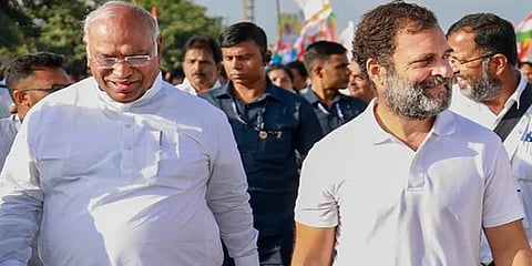 ಬಳ್ಳಾರಿಯಲ್ಲಿ ನಡೆದ ಭಾರತ್ ಜೋಡೋ ಯಾತ್ರೆಯಲ್ಲಿ ಮಲ್ಲಿಕಾರ್ಜುನ ಖರ್ಗೆ- ರಾಹುಲ್ ಗಾಂಧಿ