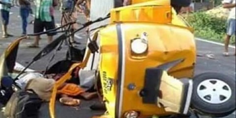 ಡಿಕ್ಕಿಯ ರಭಸಕ್ಕೆ ನಜ್ಜುಗುಜ್ಜಾಗಿ ರಸ್ತೆಗೆ ಉರುಳಿರುವ ಆಟೋ