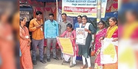 ಕೊಪ್ಪಳದ ಗ್ರಾಮವೊಂದರಲ್ಲಿ ದೇವದಾಸಿ ಪದ್ಧತಿ ವಿರುದ್ಧ ಜಾಗೃತಿ ಅಭಿಯಾನ ನಡೆಸುತ್ತಿರುವ ಅಧಿಕಾರಿಗಳು.