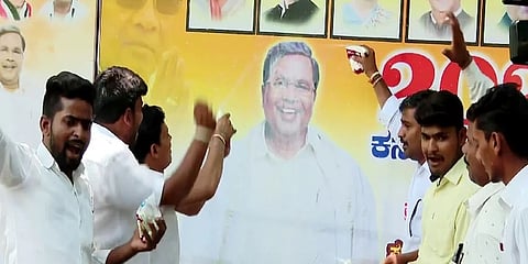 ಬೆಂಗಳೂರಿನಲ್ಲಿ ಸಿದ್ದರಾಮಯ್ಯ ಅಭಿಮಾನಿಗಳಿಂದ ಸಂಭ್ರಮಾಚರಣೆ