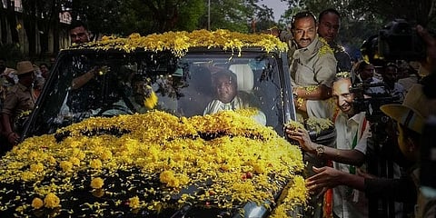 ಸಿಎಂ ಆಗಿ ಆಯ್ಕೆಯಾದ ಸಿದ್ದರಾಮಯ್ಯನವರು ಬೆಂಗಳೂರಿಗೆ ಆಗಮಿಸಿದ ವೇಳೆ ಹೆಚ್ ಎಎಲ್ ವಿಮಾನ ನಿಲ್ದಾಣದಲ್ಲಿ ಸ್ವಾಗತ ನೀಡಿದ ಬಗೆ