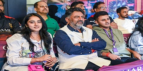 ತಮ್ಮ ಪುತ್ರಿ ಹಾಗೂ ಪುತ್ರನೊಂದಿಗೆ ಬೆಂಗಳೂರಿನ ಚಿನ್ನಸ್ವಾಮಿ ಸ್ಟೇಡಿಯಂನಲ್ಲಿ ಆರ್‌ಸಿಬಿ ಪಂದ್ಯ ವೀಕ್ಷಿಸಿದ ಡಿಕೆ ಶಿವಕುಮಾರ್