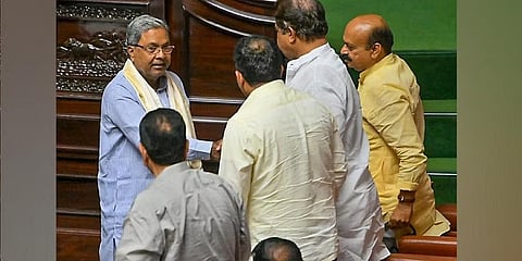 ಕರ್ನಾಟಕ ವಿಧಾನಸಭೆಯ ಮೊದಲ ದಿನದ ಅಧಿವೇಶನದಲ್ಲಿ ಶಾಸಕರೊಂದಿಗೆ ಸಿದ್ದರಾಮಯ್ಯ.