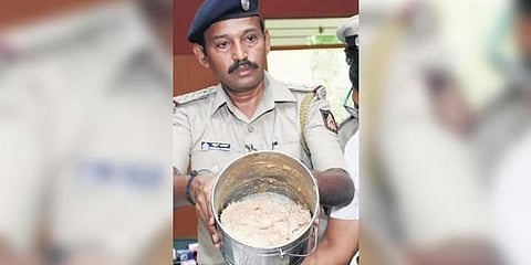 ವಶಕ್ಕೆ ಪಡೆದ ಅಂಬರ್ ಗ್ರೀಸ್.