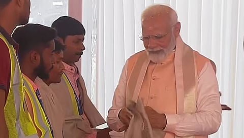 ಕಾರ್ಮಿಕರ ಸನ್ಮಾನಿಸುತ್ತಿರುವ ಪ್ರಧಾನಿ ಮೋದಿ.