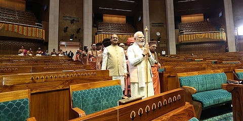 ಸಂಸತ್ತಿಗೆ ಸೆಂಗೋಲ್ ನೊಂದಿಗೆ ಆಗಮಿಸಿದ ಪ್ರಧಾನ ಮಂತ್ರಿ ನರೇಂದ್ರ ಮೋದಿ