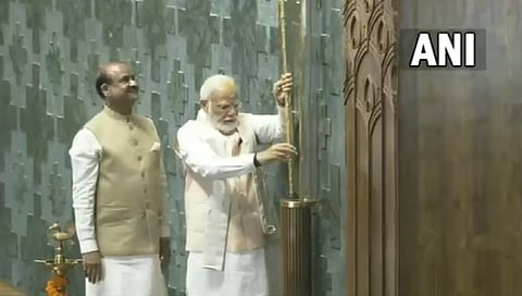 ಐತಿಹಾಸಿಕ ಸೆಂಗೋಲ್ ಪ್ರತಿಷ್ಟಾಪಿಸುತ್ತಿರುವ ಪ್ರಧಾನಿ ಮೋದಿ.