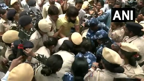 ಪ್ರತಿಭಟನಾನಿರತರ ವಶಕ್ಕೆ ಪಡೆಯುತ್ತಿರುವ ಪೊಲೀಸರು.