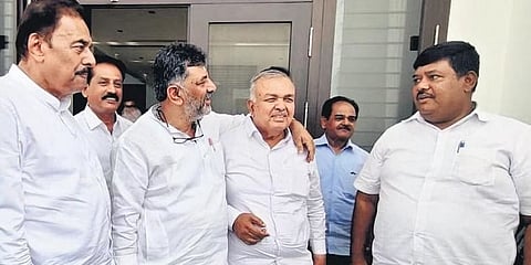 ಉಪಮುಖ್ಯಮಂತ್ರಿ ಡಿಕೆ ಶಿವಕುಮಾರ್ ಭಾನುವಾರ ಬೆಂಗಳೂರಿನಲ್ಲಿ ಸಚಿವ ಬಿ ರಾಮಲಿಂಗಾ ರೆಡ್ಡಿ ಅವರ ನಿವಾಸಕ್ಕೆ ಭೇಟಿ ನೀಡಿದ್ದರು. | Express
