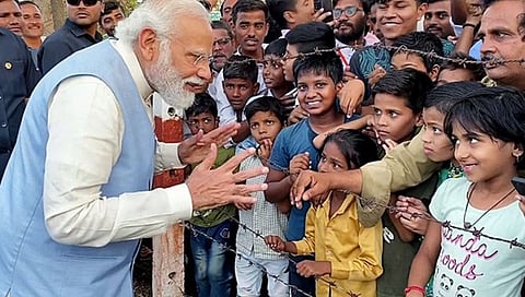 ಮಕ್ಕಳೊಂದಿಗೆ ಮಾತನಾಡುತ್ತಿರುವ ಪ್ರಧಾನಿ ಮೋದಿ.