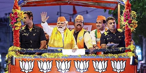 ಕಲಬುರ್ಗಿಯಲ್ಲಿ ಚುನಾವಣಾ ಪ್ರಚಾರದ ರೋಡ್‌ಶೋನಲ್ಲಿ ಪ್ರಧಾನಿ ನರೇಂದ್ರ ಮೋದಿ ಬೆಂಬಲಿಗರತ್ತ ಕೈ ಬೀಸಿದರು.