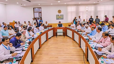 ಜಲ ಸಂಪನ್ಮೂಲ ಇಲಾಖೆ ಉನ್ನತ ಮಟ್ಟದ ಅಧಿಕಾರಿಗಳೊಂದಿಗೆ ಸಭೆ ನಡೆಸುತ್ತಿರುವ ಸಚಿವ ಡಿಕೆ.ಶಿವಕುಮಾರ್.