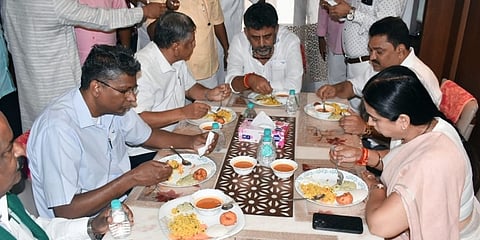 ಜಗದೀಶ್ ಶೆಟ್ಟರ್ ನಿವಾಸದಲ್ಲಿ ಉಪಹಾರ ಸೇವಿಸಿದ ಡಿಸಿಎಂ ಡಿ ಕೆ ಶಿವಕುಮಾರ್ ಮತ್ತು ಸಚಿವರು