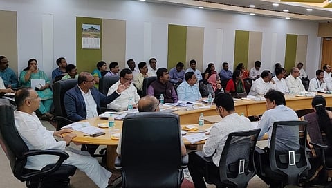 ಅಧಿಕಾರಿಗಳೊಂದಿಿಗೆ ಸಭೆ ನಡೆಸುತ್ತಿರುವ ಸಚಿವ ದಿನೇಶ್ ಗುಂಡೂರಾವ್.
