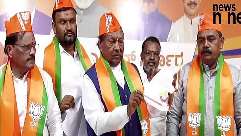 ಕಾಂಗ್ರೆಸ್ ಪ್ರಣಾಳಿಕೆ ಪ್ರತಿಯನ್ನು ಸುಟ್ಟುಹಾಕುತ್ತಿರುವ ಮಾಜಿ ಸಚಿವ ಈಶ್ವರಪ್ಪ.