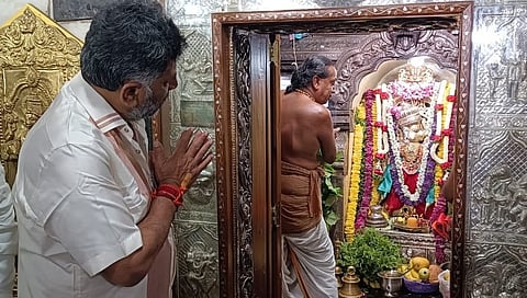 ಕೆ.ಆರ್.ಮಾರುಕಟ್ಟೆಯ ಆಂಜನೇಯ ದೇವಸ್ಥಾನದಲ್ಲಿ ಡಿಕೆ.ಶಿವಕುಮಾರ್.
