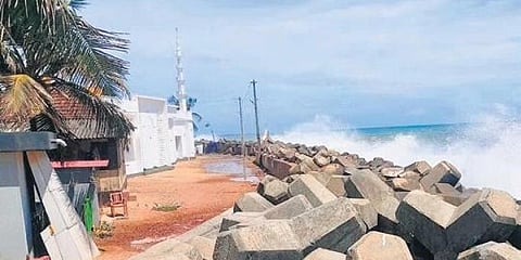 ಮಂಗಳೂರು ಸಮೀಪದ ಉಳ್ಳಾಲದಲ್ಲಿ ಅರಬ್ಬಿ ಸಮುದ್ರದಲ್ಲಿ ರಭಸವಾಗಿ ಎದ್ದಿರುವ ಅಲೆಗಳ ಅಬ್ಬರ