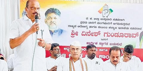 ಮಂಗಳೂರಿನಲ್ಲಿ ಭಾನುವಾರ ನಡೆದ ಕಾಂಗ್ರೆಸ್ ಕಾರ್ಯಕರ್ತರ ಸಭೆಯಲ್ಲಿ ಆರೋಗ್ಯ ಸಚಿವ ದಿನೇಶ್ ಗುಂಡೂರಾವ್ (ಬಲದಿಂದ ಮೂರನೆಯವರು)