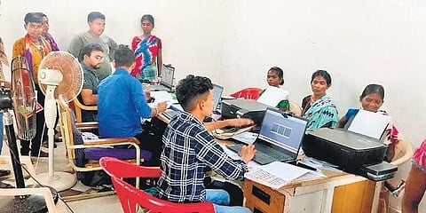 ಆದಿವಾಸಿಗಳಿಗೆ ವೋಟರ್ ಐಡಿ ನೀಡಿದ ಜಿಲ್ಲಾಡಳಿತ
