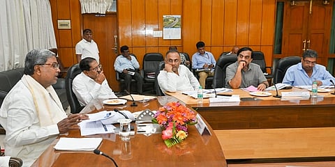 ಆರೋಗ್ಯ ಇಲಾಖೆ ಪ್ರಗತಿ ಪರಿಶೀಲನಾ ಸಭೆಯಲ್ಲಿ ಮುಖ್ಯಮಂತ್ರಿ ಸಿದ್ದರಾಮಯ್ಯ ಮತ್ತಿತರರು
