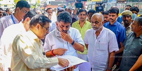 ಅಧಿಕಾರಿಗಳಿಂದ ಮಾಹಿತಿ ಪಡೆಯುತ್ತಿರುವ ಡಿಸಿಎಂ