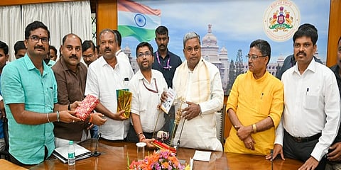 ಹಳೆ ಪಿಂಚಣಿ ಯೋಜನೆ ಜಾರಿಗೊಳಿಸುವಂತೆ ಕೋರಿ ಕರ್ನಾಟಕ ರಾಜ್ಯ ಸರ್ಕಾರಿ ಎನ್.ಪಿ.ಎಸ್ ನೌಕರರ ಸಂಘ ಹಾಗೂ ವಿವಿಧ ಸಂಘಟನೆಗಳ ಪದಾಧಿಕಾರಿಗಳ ನಿಯೋಗವು ಇಂದು ಮುಖ್ಯಮಂತ್ರಿ ಸಿದ್ದರಾಮಯ್ಯ ಅವರನ್ನು ಭೇಟಿ ಮಾಡಿ ಚರ್ಚಿಸಿದರು.