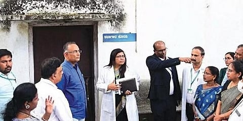 ಆಸ್ಪತ್ರೆಯಲ್ಲಿ ಪರಿಶೀಲನೆ ನಡೆಸುತ್ತಿರುವ ಆರೋಗ್ಯ ಸಚಿವ.