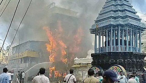 ಹೊತ್ತಿ ಉರಿಯುತ್ತಿರುವ ಅಂಗಡಿ.