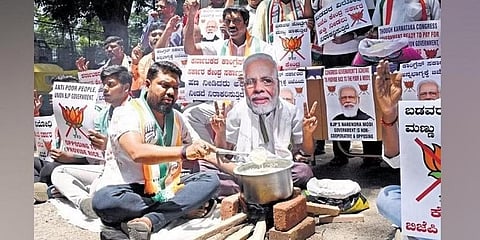 ಅಕ್ಕಿ ಮತ್ತು ಗೋಧಿ ಮಾರಾಟವನ್ನು ಸ್ಥಗಿತಗೊಳಿಸಿರುವ ಕೇಂದ್ರದ ವಿರುದ್ಧ ಬೆಂಗಳೂರಿನಲ್ಲಿ ಯುವ ಕಾಂಗ್ರೆಸ್ ಸದಸ್ಯರು ಪ್ರತಿಭಟನೆ ನಡೆಸಿದರು.