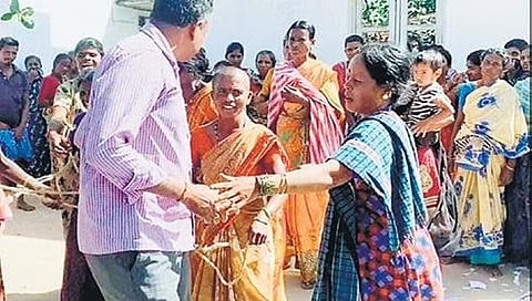 ಬ್ಯಾಂಕ್ ಅಧಿಕಾರಿಯನ್ನು ಕಟ್ಟಿ ಹಾಕಲು ಯತ್ನಿಸಿದ ಮಹಿಳೆಯರು