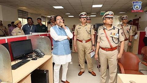 ಟ್ರಾಫಿಕ್ ಸಮಸ್ಯೆ ಕುರಿತು ಅಧಿಕಾರಿಗಳಿಂದ ಮಾಹಿತಿ ಪಡೆಯುತ್ತಿರುವ ಸಚಿವ ಪರಮೇಶ್ವರ್.