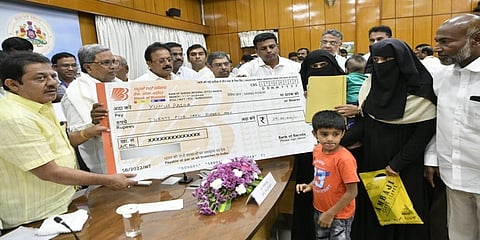 ಪರಿಹಾರ ಚೆಕ್ ವಿತರಿಸಿದ ಸಿಎಂ ಸಿದ್ದರಾಮಯ್ಯ