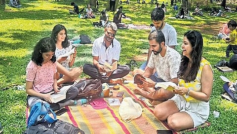 ಮರಗಳ ನೆರಳಿನ ಕೆಳಗೆ ಪುಸ್ತಕ ಓದುವುದರಲ್ಲಿ ತಲ್ಲೀನರಾದ 'ಕಬ್ಬನ್ ರೀಡ್ಸ್' ನ ಸದಸ್ಯರು