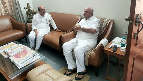 ಯಡಿಯೂರಪ್ಪ ಭೇಟಿಯಾಗಿ ಮಾತುಕತೆ ನಡೆಸುತ್ತಿರುವ ಮಾಜಿ ಸಿಎಂ ಬೊಮ್ಮಾಯಿ.