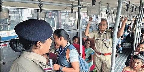 ಬೆಂಗಳೂರು ನಗರ ಪೊಲೀಸ್ ಆಯುಕ್ತ ಬಿ ದಯಾನಂದ ಅವರು ಇತರ ಪೊಲೀಸ್ ಅಧಿಕಾರಿಗಳೊಂದಿಗೆ ಸೋಮವಾರ ಬಿಎಂಟಿಸಿ ಬಸ್‌ನಲ್ಲಿ ಪ್ರಯಾಣಿಸಿದರು