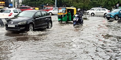 ಬೆಂಗಳೂರಿನ ಎಂ ಜಿ ರಸ್ತೆಯಲ್ಲಿ ಇಂದು ಮಳೆಗೆ ರಸ್ತೆ ಜಲಾವೃತವಾಗಿದ್ದು, ವಾಹನ ಸವಾರರು ನೀರಿನಲ್ಲಿಯೇ ಸಾಗಿದ ಪರಿಸ್ಥಿತಿ