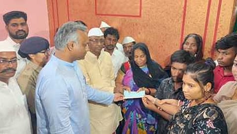 ಜಿಲ್ಲಾ ಉಸ್ತುವಾರಿ ಸಚಿವ ಪ್ರಿಯಾಂಕ್ ಖರ್ಗೆ ಮತ್ತು ಶಾಸಕ ಎಂ ವೈ ಪಾಟೀಲ್ ಅವರು ಮಂಗಳವಾರ ಚೌಡಾಪುರ ತಾಂಡಾದಲ್ಲಿ ಮೃತ ಹೆಡ್ ಕಾನ್‌ಸ್ಟೆಬಲ್ ಮಯೂರ್ ಚೌಹಾಣ್ ಅವರ ಪತ್ನಿ ನಿರ್ಮಲಾ ಅವರಿಗೆ 1 ಲಕ್ಷ ರೂ ಚೆಕ್ ಹಸ್ತಾಂತರಿಸಿದರು.
