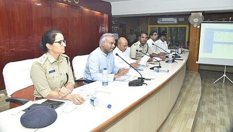 ಅಧಿಕಾರಿಗಳೊಂದಿಗೆ ಸಭೆ ನಡೆಸುತ್ತಿರುವ ಅಧಿಕಾರಿಗಳು.